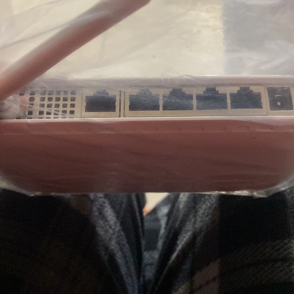 NETGEAR 108 Mbps Wireless Firewall Router WGT624 v3 - Picture 5 of 7